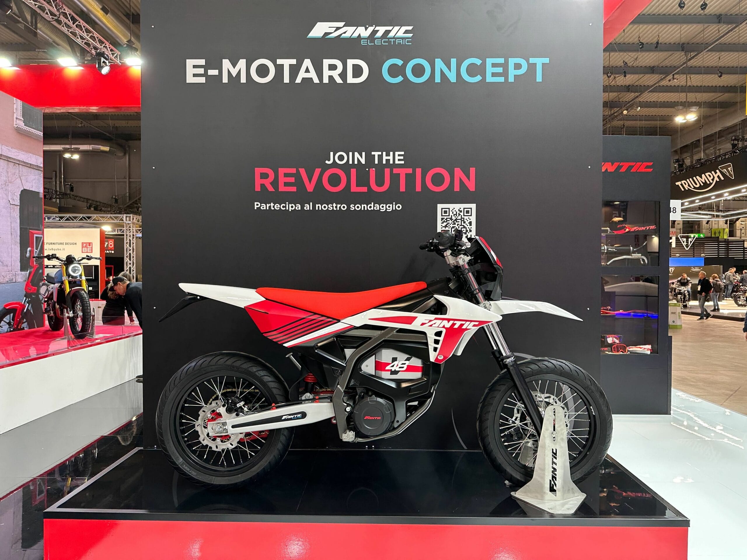 Motard à l'exposition EICMA 2023