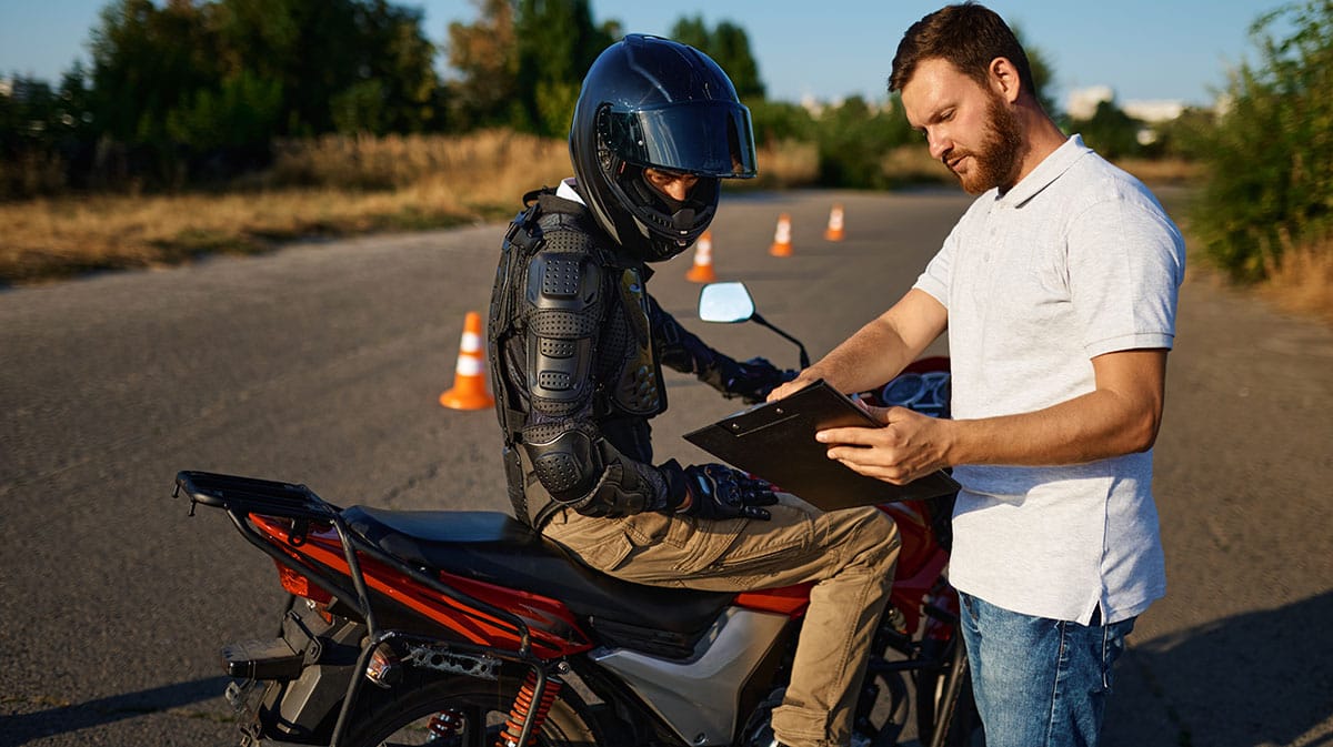 Motard donnant des conseils pour une balade sécurisée
