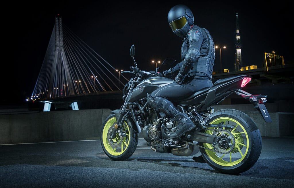 Roadster moto sur route française