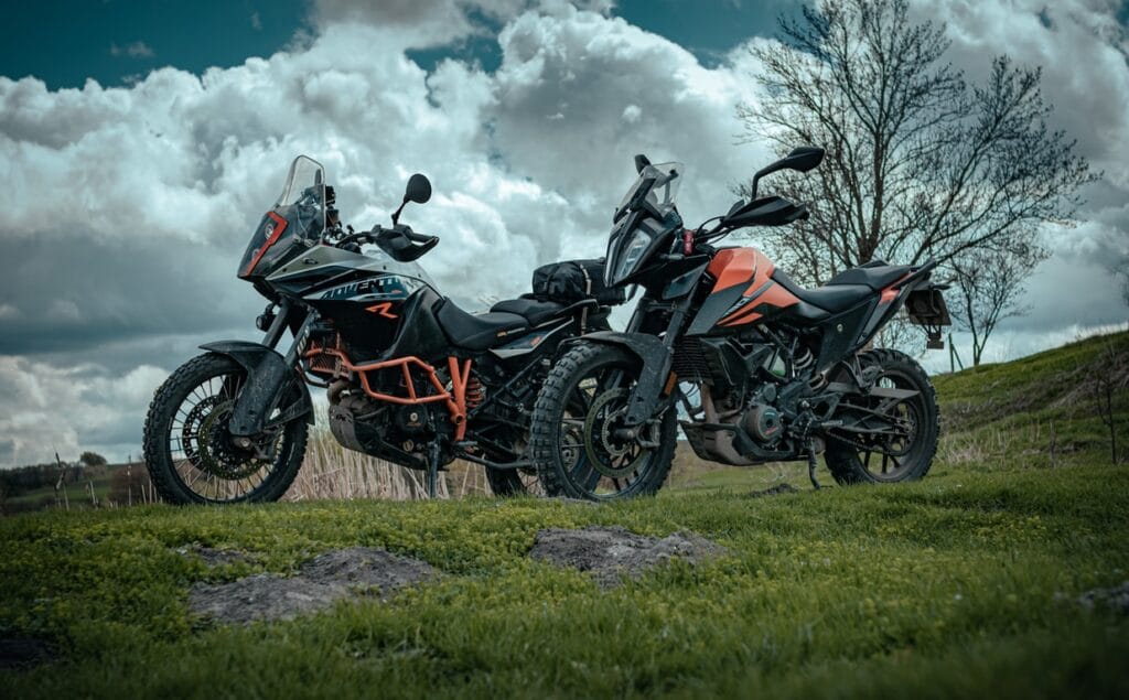 Motard sur des sentiers de campagne en France