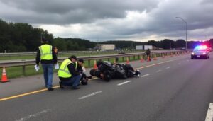 un grave accident s'est produit près de toulouse : un motard a chuté sur l'autoroute, subissant d'importantes brûlures. découvrez les circonstances de cet incident et l'état de santé du conducteur.